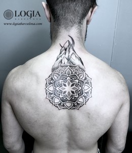 tatuaje-espalda-mandala-piedra-Logia-Barcelona-Dasly    